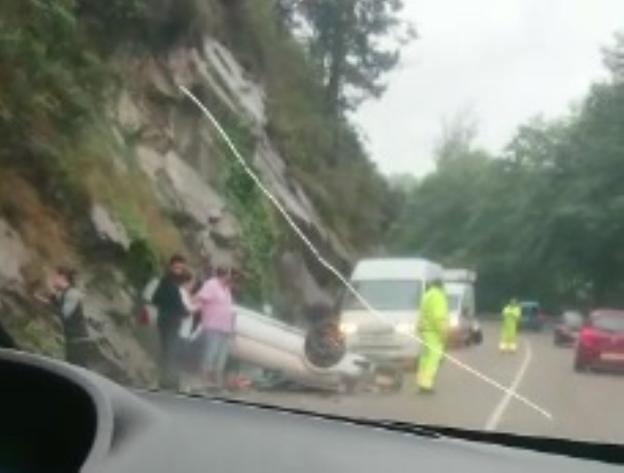 Dos accidentes por sendas salidas de vía en Cangas de Onís y Piloña