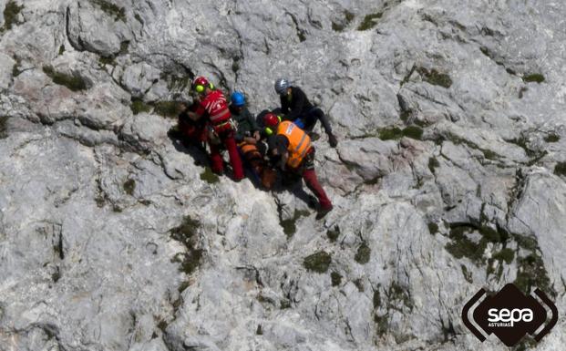 Evacuado un montañero que se rompió una pierna en el Urriellu