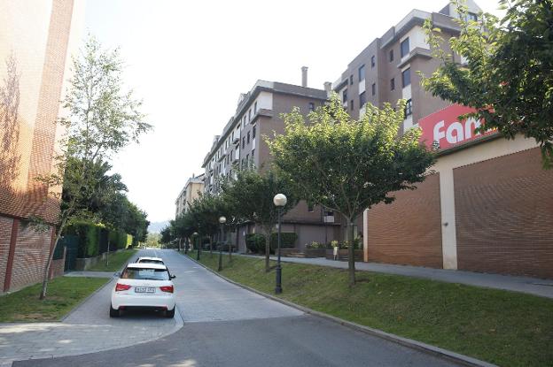Desvalijan dos pisos a plena luz del día en una urbanización de Viesques en Gijón