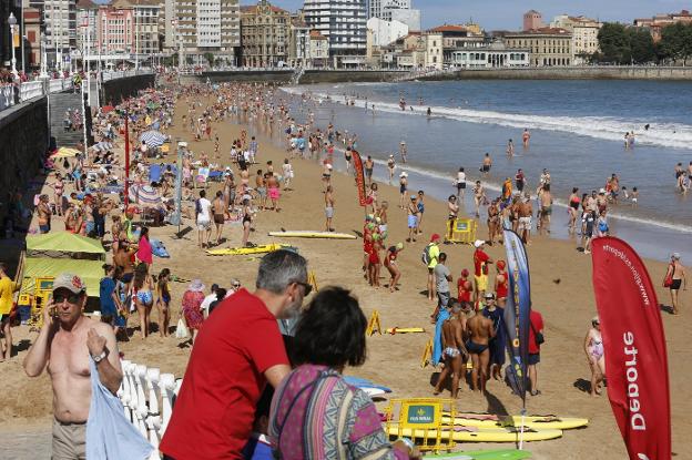 Día de playa en un verano intermitente