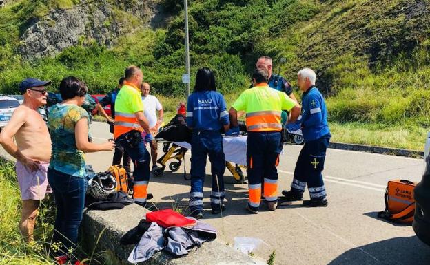 Herida una mujer al accidentarse con su moto en una curva de la carretera del Faro de Avilés