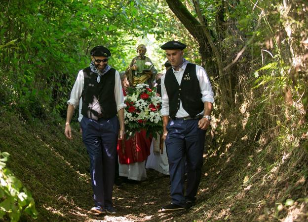 San Pedrín de la Cueva se viste de asturianía