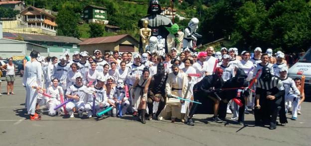 La carroza de Star Wars gana el Descenso Folclórico del Nalón