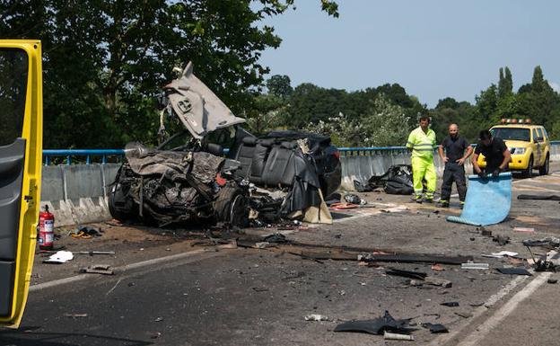 Fallece un vecino de Oviedo tras chocar su coche contra un camión en Nava