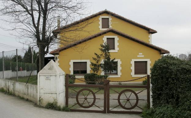 En 2007, tres individuos retuvieron a los inquilinos de un chalé en Jove