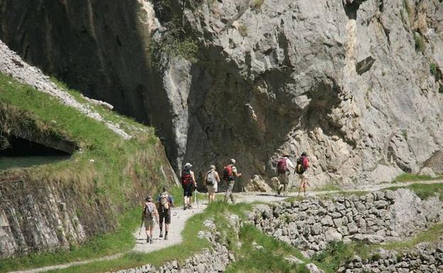 Muere un senderista ruso de 63 años poco después de iniciar la ruta del Cares