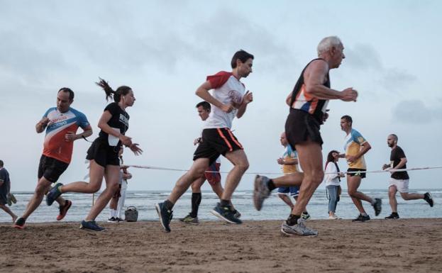 Xavi Tomasa repite triunfo en la Carrera de la Playa