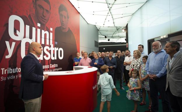 El tributo a Quini dispara las visitas en el estand gijonés