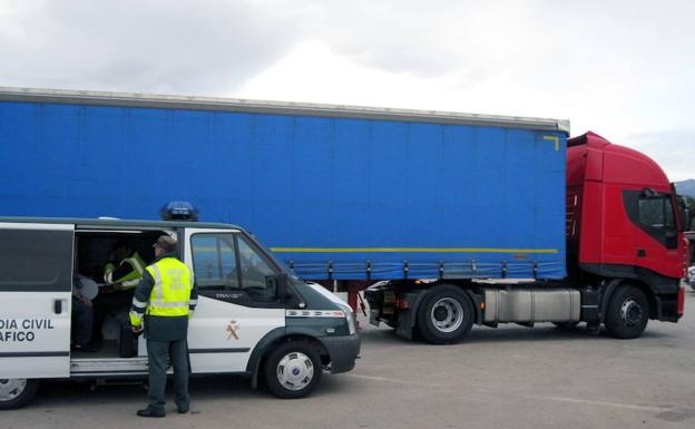 Denunciada una camionera que amamantaba a su bebé mientras conducía