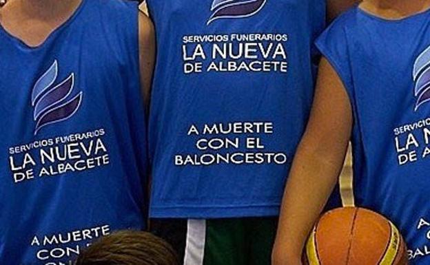 Cachondeo por el mensaje en la camiseta de este equipo alevín de baloncesto