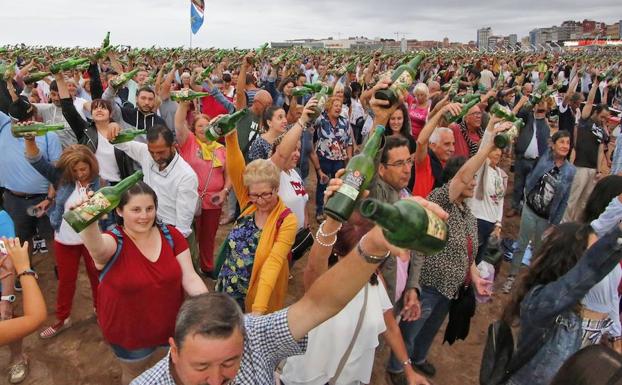 Gijón bate el récord de escanciado con 9.580 personas