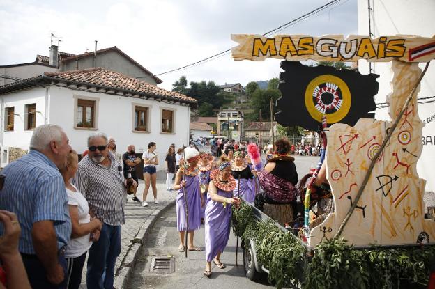 Las carrozas desfilan por Rioseco