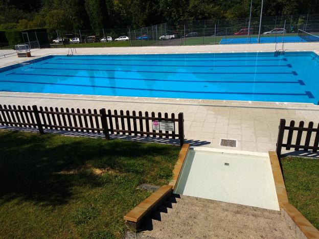 Cerrada la piscina de Infiesto tras aparecer flotando la cabeza y el rabo de un lobo