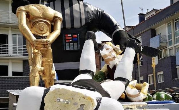 Destrozan la carroza ganadora del Descenso Folklórico del Nalón