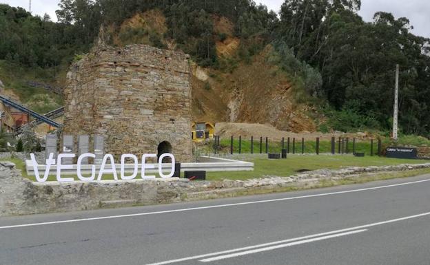 Vegadeo estrena el calero de La Sorpresa con el robo de parte de sus letras