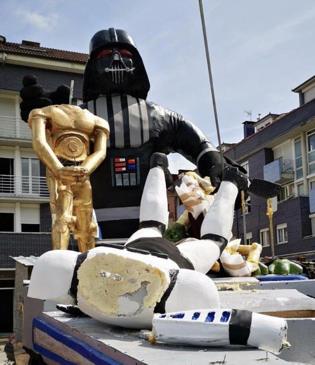 Un grupo de jóvenes destroza la carroza ganadora del Descenso Folklórico del Nalón