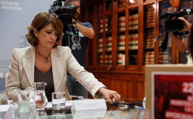 Delgado se rodea de juristas cercanos a Garzón para recuperar la justicia universal