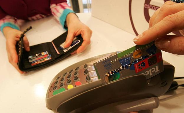 Organiza un banquete para 96 personas y deja sin pagar 2.400 euros