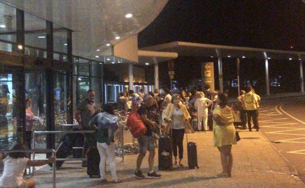 Una avería deja en tierra a los viajeros del vuelo entre Asturias y Menorca