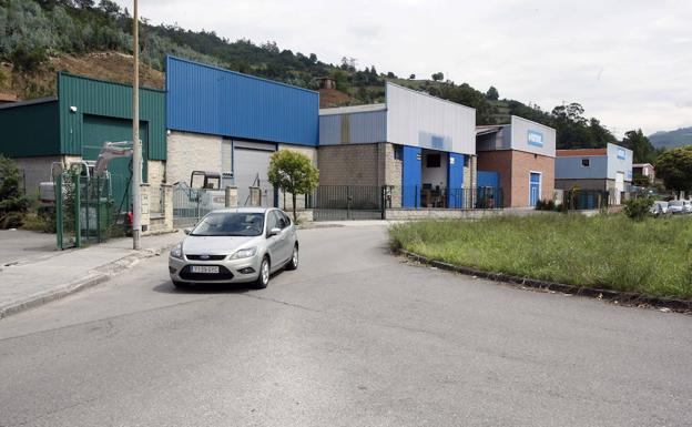 Un trabajador herido grave al quedar atrapado por una pierna en una máquina en un polígono de Mieres