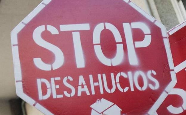 La PAH ve «errores» en un informe que deniega un piso a una familia de Ventanielles