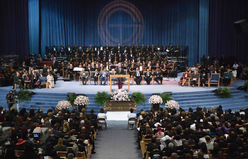 Aretha Franklin se despide con un vestido dorado y en un Cadillac blanco