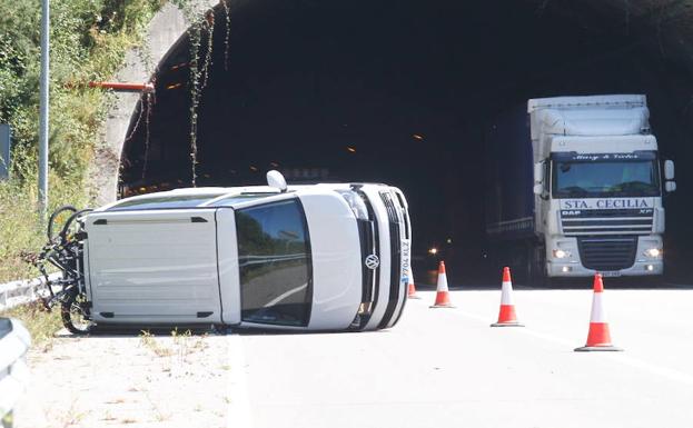 Tres vehículos colisionan en la A-8 en Muros de Nalón