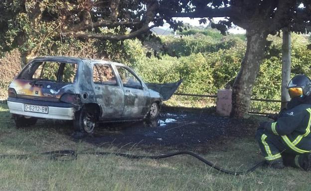 Un incendio calcina un coche en El Franco