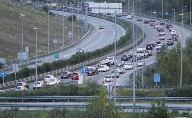 Atascos en la A-8 en el último día de la 'operación retorno' del verano