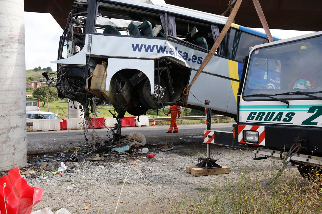 Las imágenes del trágico accidente de autobús en Avilés