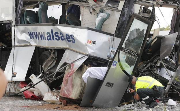 Un desvanecimiento del conductor, primera hipótesis del accidente en el que murieron cinco personas en Avilés