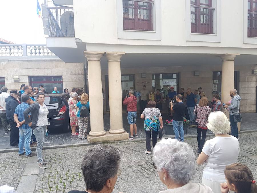 Minuto de silencio en Cudillero por las víctimas del accidente de Avilés