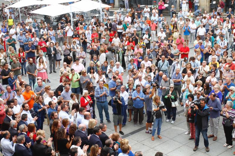 Multitudinaria concentración en Avilés tras el trágico accidente de autobús