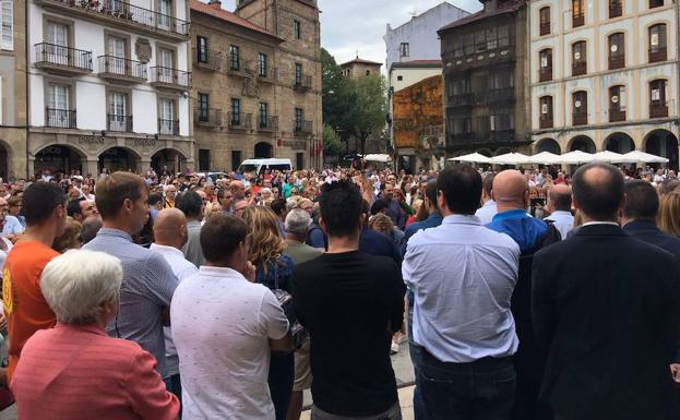 Avilés enmudece por las víctimas del autobús