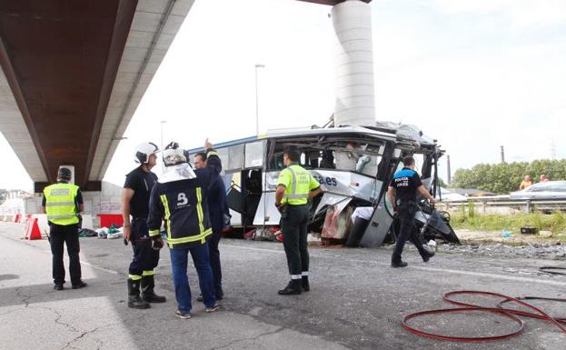 Marea de lazos negros por las víctimas del accidente de Avilés