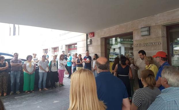 Minuto de silencio en Cudillero por las víctimas