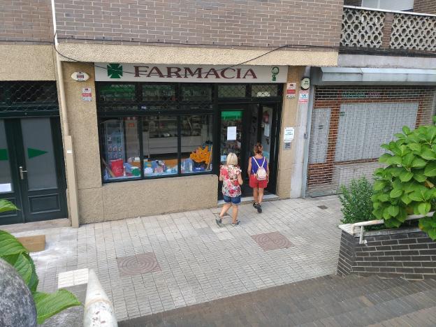 La doble tragedia de una pequeña farmacia tras el accidente de Avilés