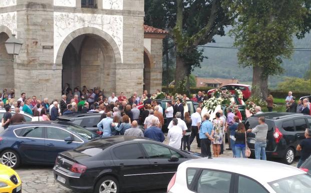 Multitudinaria despedida a María Begoña en San Martín de Luiña