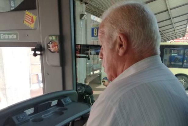 Arcadio Suárez, el jubilado que viajaba a diario en autobús y siempre en primera fila