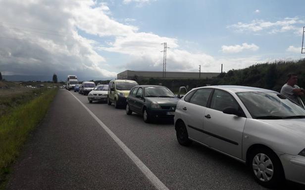 La salida de la de La Vuelta provocó retenciones en Candás