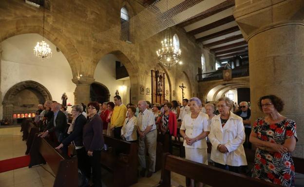 La iglesia de San Nicolás ofrece una misa en memoria de las víctimas del accidente de Avilés