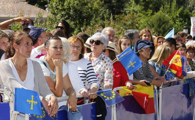 El público disfruta de la visita de la Familia Real