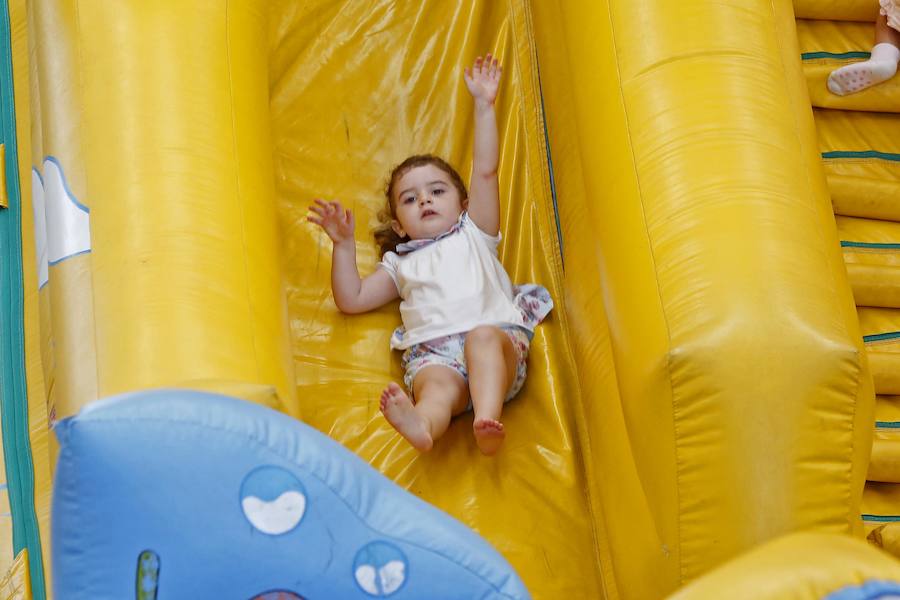 «¡Para reyes y princesas, los vecinos de Roces!»