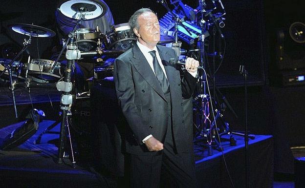 Julio Iglesias reaparece en Uzbekistán, donde comenzó su gira '50 Aniversario'