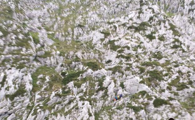 Evacuan en helicóptero a un montañero que se golpeó en la cabeza al caer en Quirós