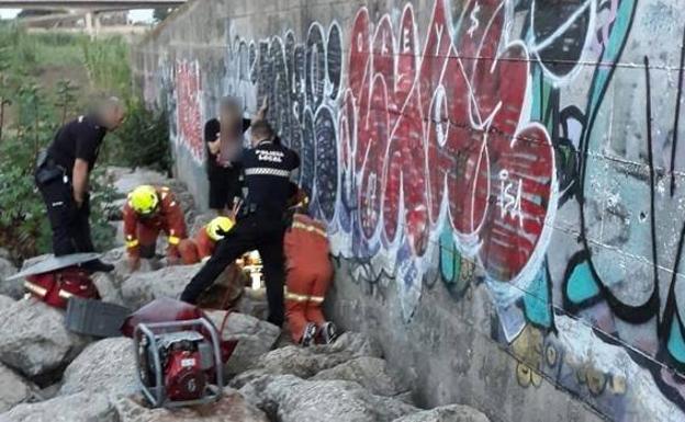 Queda atrapada entre dos rocas de varias toneladas cuando se hacía fotos