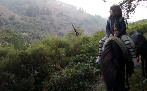 Cuatro kilómetros a caballo hasta llegar al autobús para ir al colegio en Allande