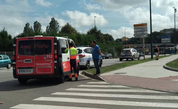 Un motorista herido tras empotrarse en el portón trasero de un vehículo en el Puente Azud