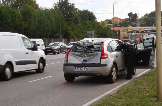 Un motorista herido tras empotrarse contra un vehículo en el Puente Azud