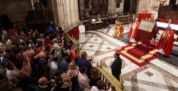 El Santo Sudario se exhibe en la Catedral por el Jubileo de la Santa Cruz